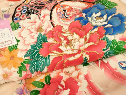 平和屋着物[]お宮参り　女の子　祝着　産着　初着　のしめ　駒刺繍　花鼓孔雀羽文　金彩　逸品　AABJ5704ja