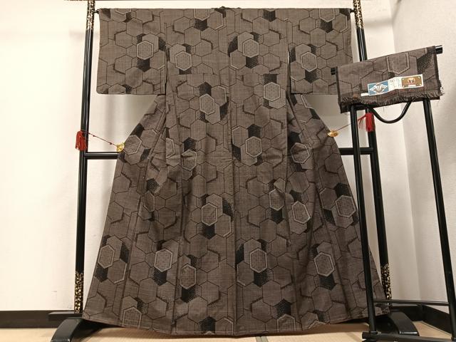 平和屋着物●本場大島紬　古代染色純泥染　一元7マルキ　亀甲　元治絹織物謹製　証紙付き　正絹　逸品　未使用　AABJ6312ph