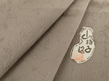 平和屋着物●上質な色無地　作家物　花唐草地紋　茶鼠色　胴抜き仕立て　正絹　逸品　AABJ6680cs