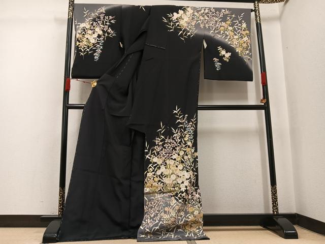 平和屋着物●吉澤友禅　訪問着　駒刺繍　草花文　暈し染め　黒地　金彩　丹後ちりめん　仮絵羽　正絹　逸品　未使用　AABJ7217ph