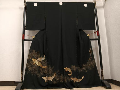 平和屋着物●伝統金彩工芸師　三蔵章三　黒留袖　刺繍　鯉　金銀彩　丹後ちりめん　上代68万　仮絵羽　正絹　逸品　未使用　AABJ7309ph