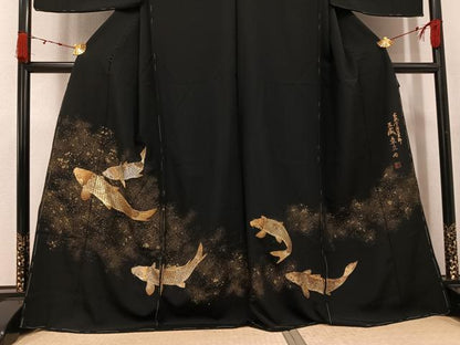 平和屋着物●伝統金彩工芸師　三蔵章三　黒留袖　刺繍　鯉　金銀彩　丹後ちりめん　上代68万　仮絵羽　正絹　逸品　未使用　AABJ7309ph