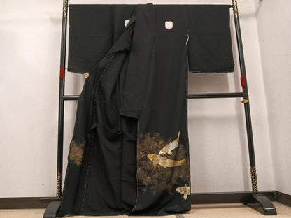 平和屋着物●伝統金彩工芸師　三蔵章三　黒留袖　刺繍　鯉　金銀彩　丹後ちりめん　上代68万　仮絵羽　正絹　逸品　未使用　AABJ7309ph