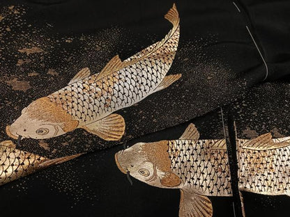 平和屋着物●伝統金彩工芸師　三蔵章三　黒留袖　刺繍　鯉　金銀彩　丹後ちりめん　上代68万　仮絵羽　正絹　逸品　未使用　AABJ7309ph