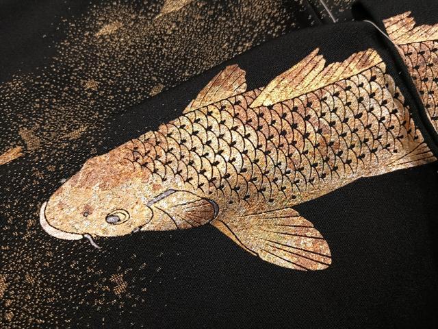 平和屋着物●伝統金彩工芸師　三蔵章三　黒留袖　刺繍　鯉　金銀彩　丹後ちりめん　上代68万　仮絵羽　正絹　逸品　未使用　AABJ7309ph