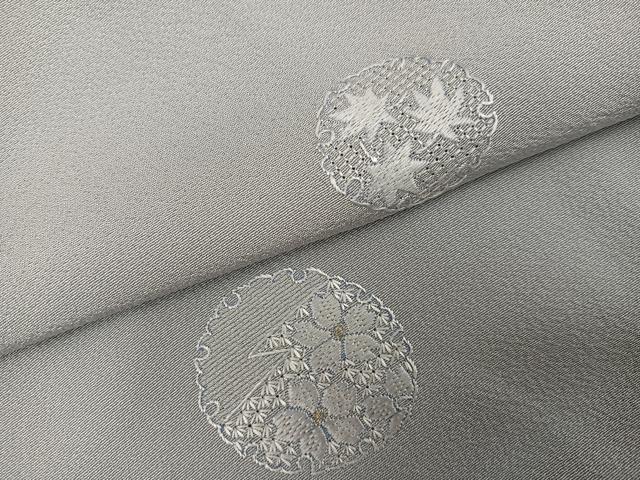 平和屋着物●上質な小紋　中国三大刺繍　汕頭刺繍　スワトウ刺繍　総刺繍　雪輪草花文　利休白茶色　金糸　正絹　逸品　AABJ8476ph