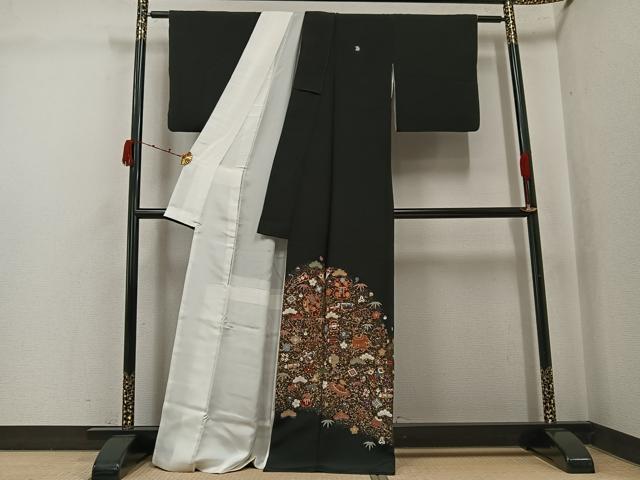 平和屋着物●豪華黒留袖　作家物　駒刺繍　宝尽くし　金彩　正絹　逸品　AABJ8555ph