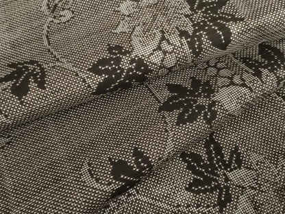 平和屋着物●本場大島紬　泥染め　一元7マルキ　葡萄唐草文　正絹　逸品　未使用　AABJ8608cs