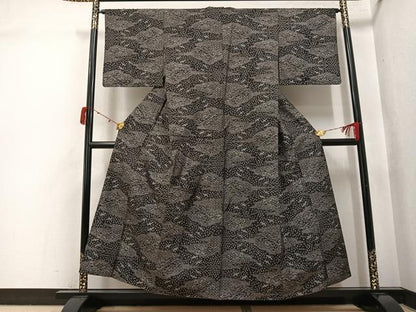 平和屋着物●本場大島紬　カタス9マルキ　群れ鶴松文　正絹　逸品　AABJ9303ph