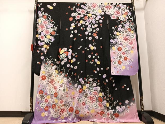 平和屋着物●豪華振袖　舞花文　暈し染め　黒地　銀彩　銀通し地　正絹　逸品　AABJ9422ph
