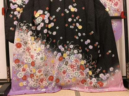 平和屋着物●豪華振袖　舞花文　暈し染め　黒地　銀彩　銀通し地　正絹　逸品　AABJ9422ph
