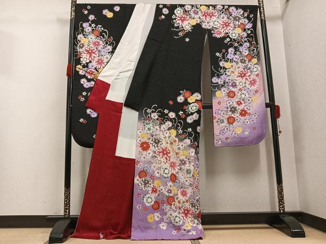 平和屋着物●豪華振袖　舞花文　暈し染め　黒地　銀彩　銀通し地　正絹　逸品　AABJ9422ph