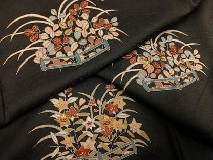 平和屋着物●訪問着　刺繍　草花文　黒地　金彩　正絹　逸品　AABJ9433ph