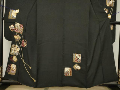 平和屋着物●振袖　駒刺繍　色紙花文　兎　黒地　金彩　正絹　逸品　AABK0349ck
