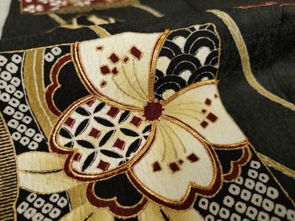 平和屋着物●振袖　駒刺繍　色紙花文　兎　黒地　金彩　正絹　逸品　AABK0349ck