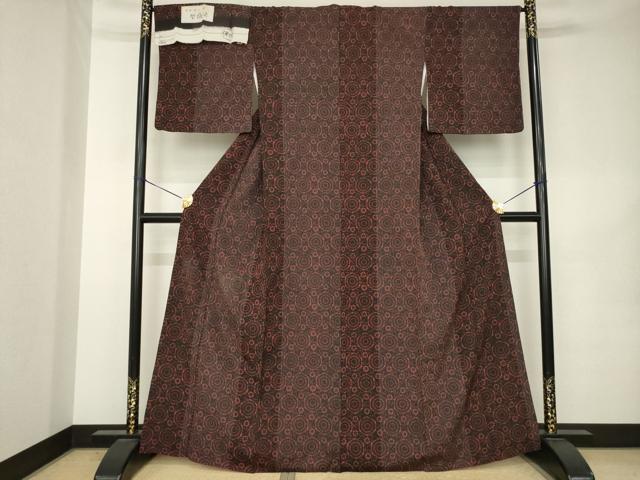 平和屋着物●人間国宝 芹沢圭介一番弟子　下平清人　小紋　型絵染　亀甲花文　黒地　伊と幸　反端付き　正絹　逸品　AABK0392ck