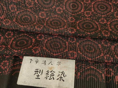 平和屋着物●人間国宝 芹沢圭介一番弟子　下平清人　小紋　型絵染　亀甲花文　黒地　伊と幸　反端付き　正絹　逸品　AABK0392ck