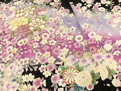 平和屋着物●豪華振袖　駒刺繍　草花文　暈し染め　黒地　金彩　仮絵羽　正絹　逸品　未使用　AABK1090fy