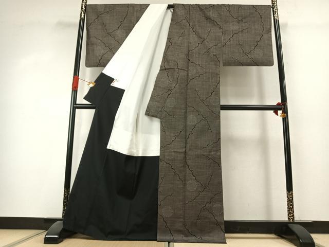 平和屋着物●本場大島紬　9マルキ　純泥染　手織　雪輪文　ますいわ屋扱い　興紬商店謹製　証紙付き　正絹　逸品　AABK1400fy