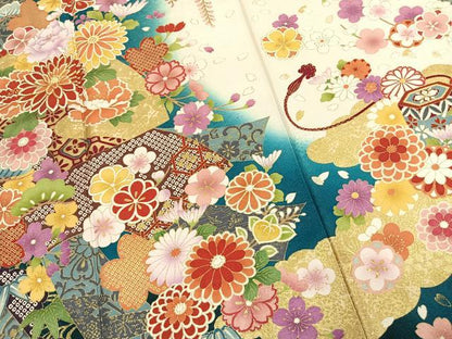 平和屋着物●豪華振袖　駒刺繍　草花文　暈し染め　金彩　銀通し地　正絹　逸品　AABK1628fy