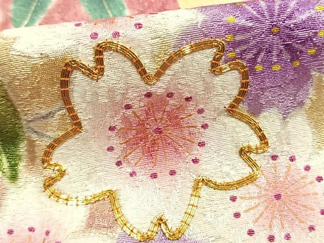 平和屋着物●豪華振袖　駒刺繍　舞桜文　暈し染め　金通し地　鈴乃屋扱い　正絹　逸品　AABK1640fy