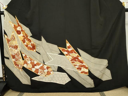 平和屋着物●銀座きしや　黒留袖　駒刺繍　矢羽根花松文　たとう紙付き　正絹　逸品　AABK1703cs