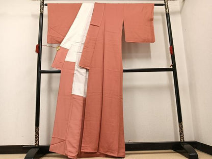 平和屋着物●上質な色無地　霞地紋　甚三紅色　正絹　逸品　未使用　AABK2121ph