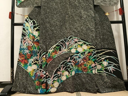 平和屋着物●訪問着　刺繍　ろうけつ染め　草花文　黒地　金彩　正絹　逸品　AABK2165ph
