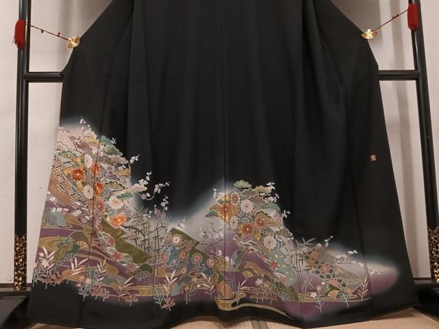 平和屋着物●豪華黒留袖　作家物　駒刺繍　松竹梅吉祥草花文　暈し染め　金彩　正絹　逸品　AABK3197ph