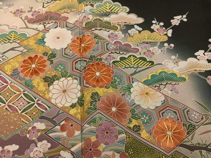 平和屋着物●豪華黒留袖　作家物　駒刺繍　松竹梅吉祥草花文　暈し染め　金彩　正絹　逸品　AABK3197ph