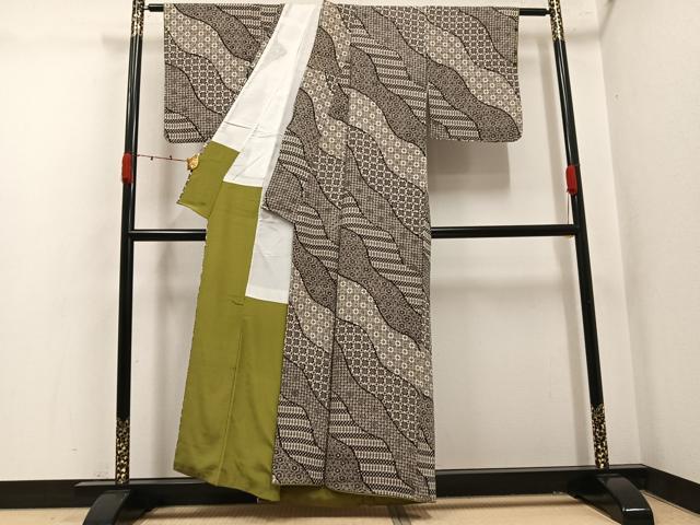 平和屋着物●上質な小紋　型染め　舞花文　黒地　正絹　逸品　AABK4309ph