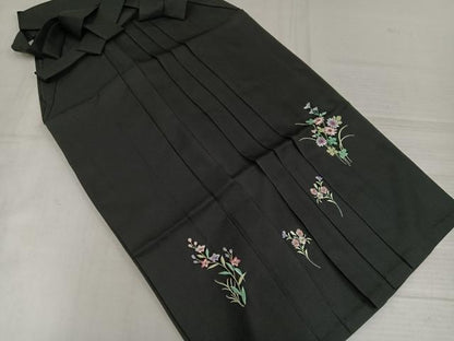 平和屋着物●女性　行灯袴　刺繍　草花文　黒地　洗える着物　AABK4321ph