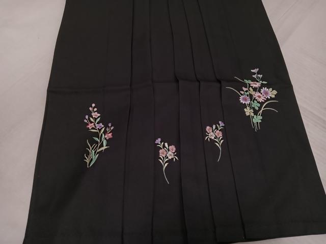 平和屋着物●女性　行灯袴　刺繍　草花文　黒地　洗える着物　AABK4321ph