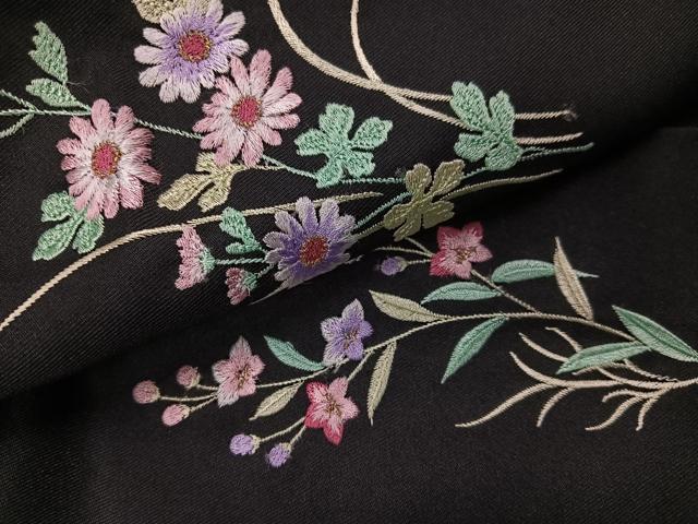 平和屋着物●女性　行灯袴　刺繍　草花文　黒地　洗える着物　AABK4321ph