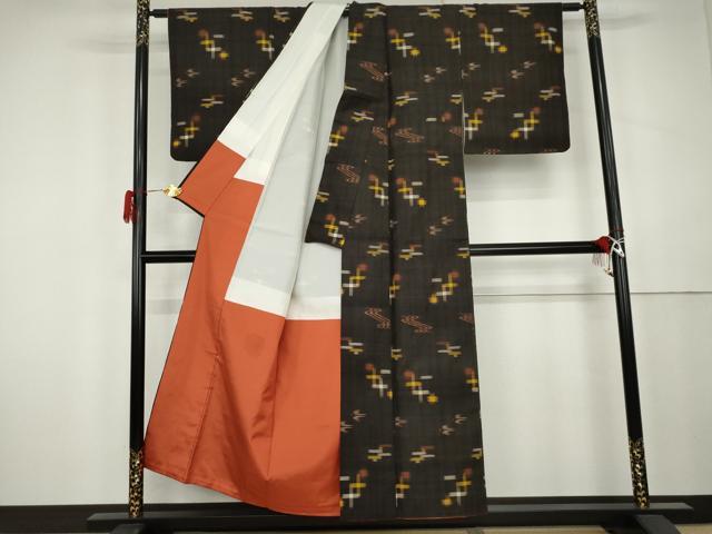 平和屋着物●国指定重要無形文化財　本場久米島紬　手織　琉球絣文様　正絹　逸品　AABK4582cs