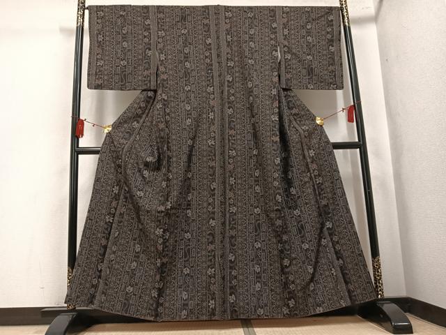 平和屋着物●本場大島紬　9マルキ　花唐草文　正絹　逸品　AABK5318ph