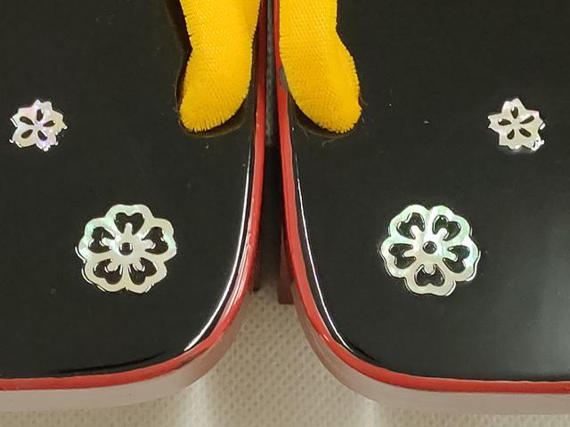 平和屋着物●和装小物　下駄　伊と忠　桐下駄　螺鈿　舞花　鼻緒:黄　逸品　AABK5401ay