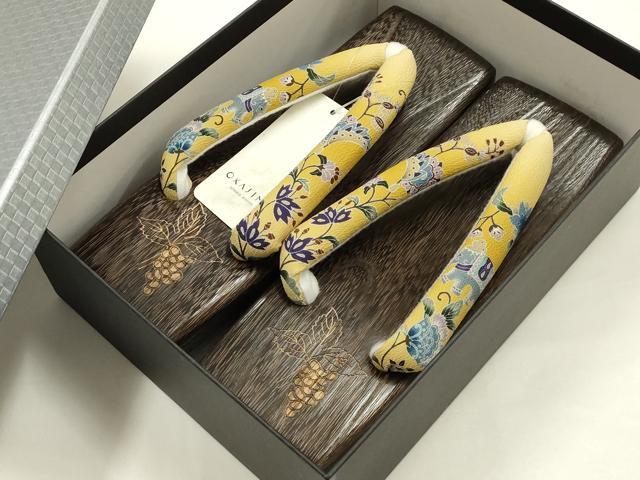 平和屋着物●岡重謹製　OKAJIMA　和装小物　下駄　桐下駄　茶　友禅柄鼻緒　象更紗　浴衣　夏着物　共箱付き　逸品　未使用　AABK5557ay