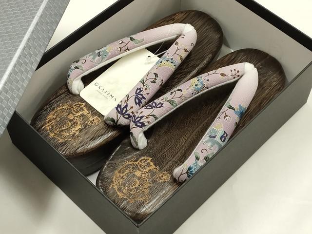 平和屋着物●岡重謹製　OKAJIMA　和装小物　下駄　桐下駄　茶　友禅柄鼻緒　象更紗　浴衣　夏着物　共箱付き　逸品　未使用　AABK5563ay