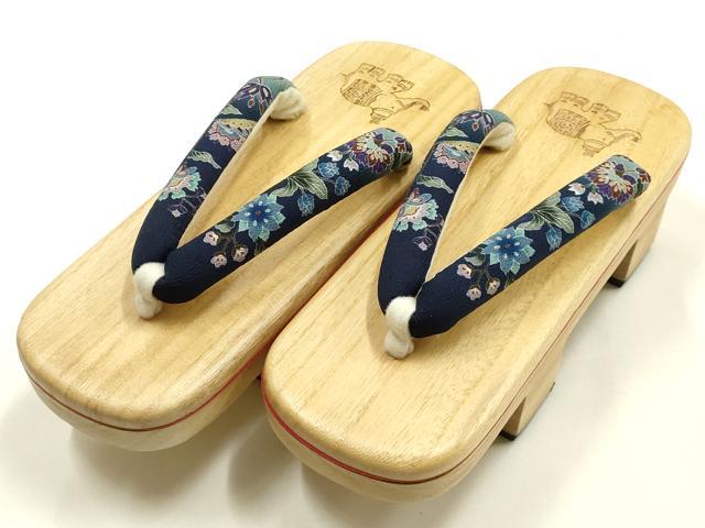 平和屋着物●岡重謹製　OKAJIMA　和装小物　下駄　桐下駄　二枚歯　白木　友禅柄鼻緒　更紗　浴衣　共箱付き　逸品　未使用　AABK5567ay