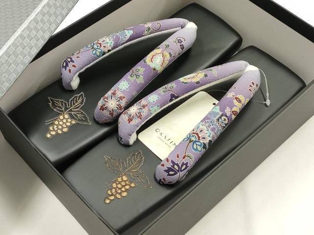 平和屋着物●岡重謹製　OKAJIMA　和装小物　下駄　桐下駄　黒　友禅柄鼻緒　象更紗　浴衣　夏着物　共箱付き　逸品　未使用　AABK5586ay