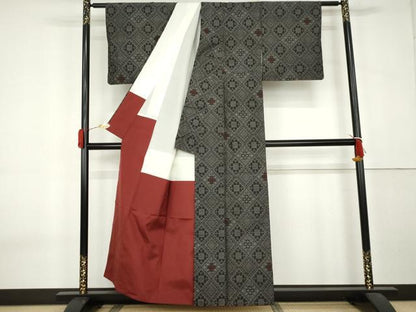 平和屋着物●本場大島紬　花菱文　黒地　正絹　逸品　AABK6428cs