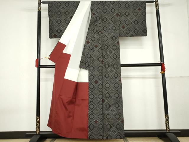 平和屋着物●本場大島紬　花菱文　黒地　正絹　逸品　AABK6428cs