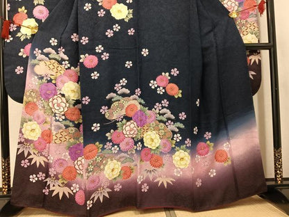 平和屋着物●豪華振袖　刺繍　草花文　暈し染め　金彩　金通し地　正絹　逸品　AABK7058ph