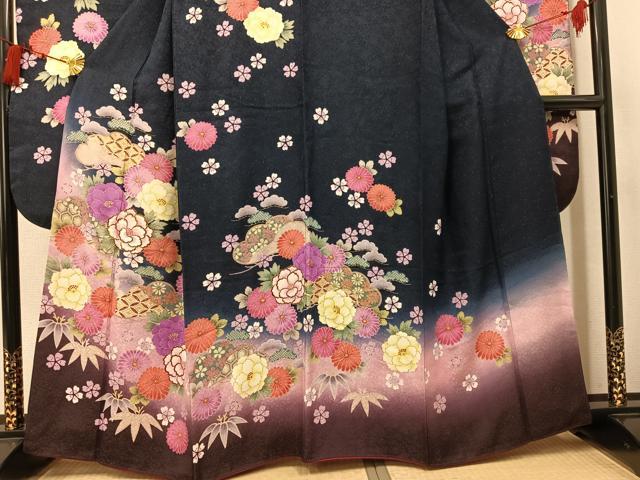 平和屋着物●豪華振袖　刺繍　草花文　暈し染め　金彩　金通し地　正絹　逸品　AABK7058ph