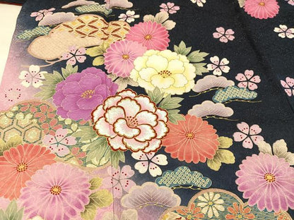 平和屋着物●豪華振袖　刺繍　草花文　暈し染め　金彩　金通し地　正絹　逸品　AABK7058ph