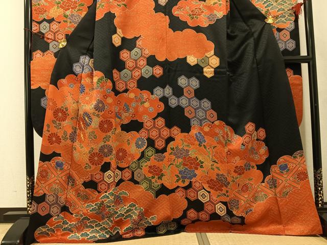 平和屋着物●豪華振袖　駒刺繍　花蝶文　黒地　金彩　正絹　逸品　AABK7091ph