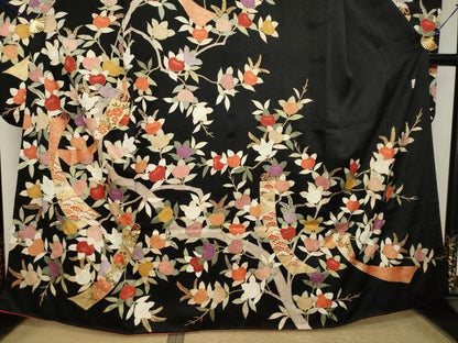 平和屋着物●十日町老舗ブランド　吉澤友禅　吾妻徳穂　振袖　駒刺繍　短冊花文　黒地　正絹　逸品　AABK7432ck