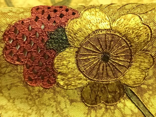 平和屋着物●本場染大島紬　中国三大刺繍　汕頭刺繍　スワトウ刺繍　総刺繍　草花文　さが美扱い　正絹　逸品　未使用　AABK7513fy
