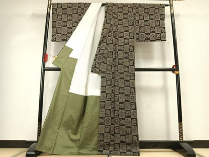 平和屋着物●本場大島紬　7マルキ　市松宝尽くし文　反端付き　正絹　逸品　AABK7755fy